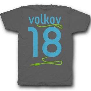 Именная футболка с аккуратным шрифтом и кабелем от наушников #38